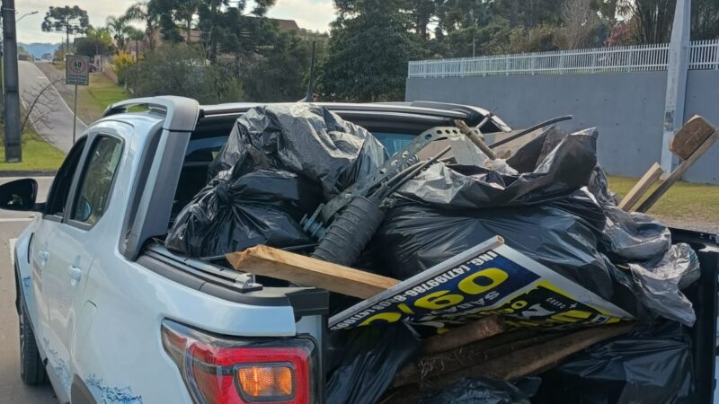 Limpeza e coleta de resíduos descartados irregularmente na Avenida dos Imigrantes