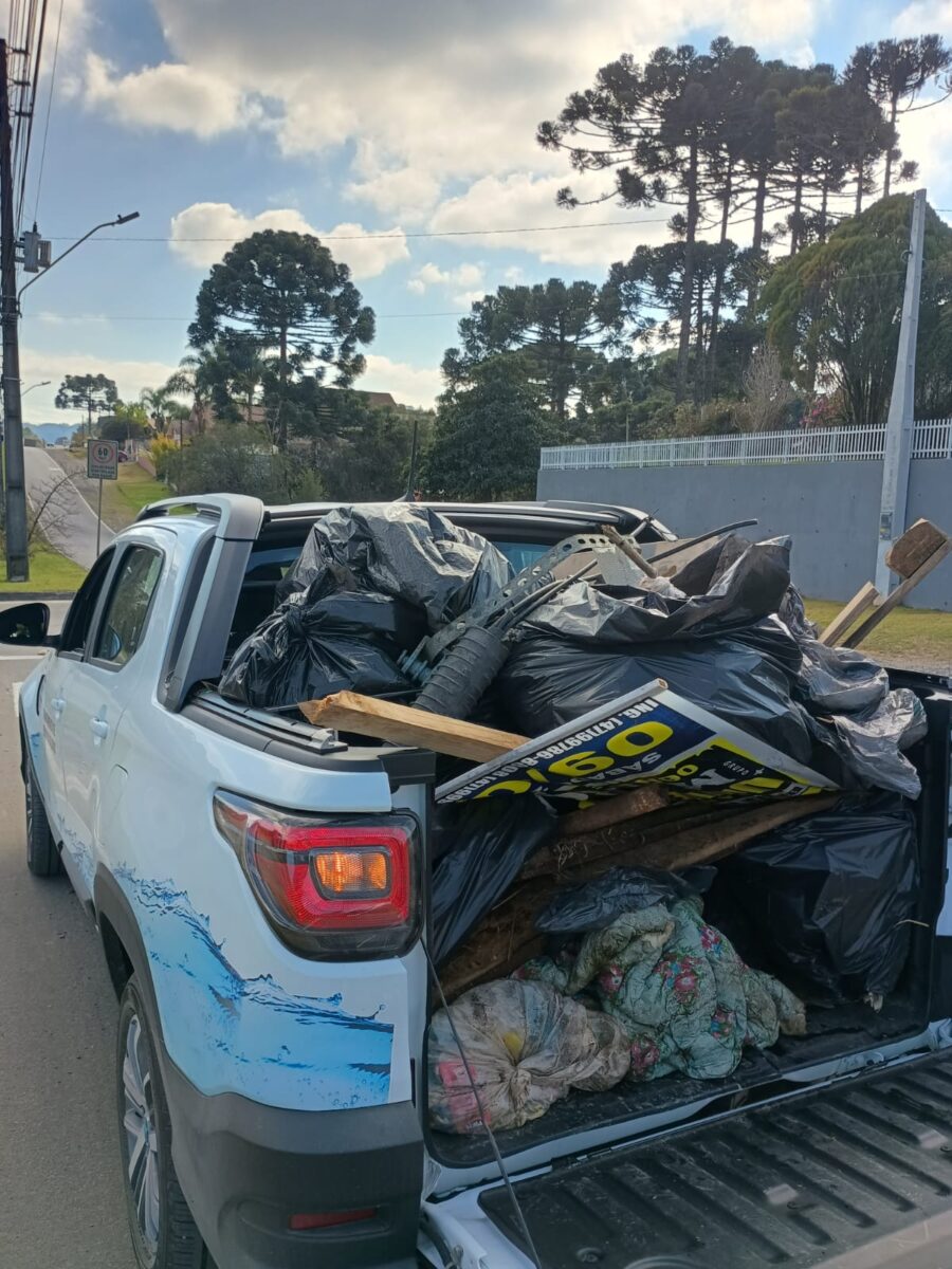 Limpeza e coleta de resíduos descartados irregularmente na Avenida dos Imigrantes