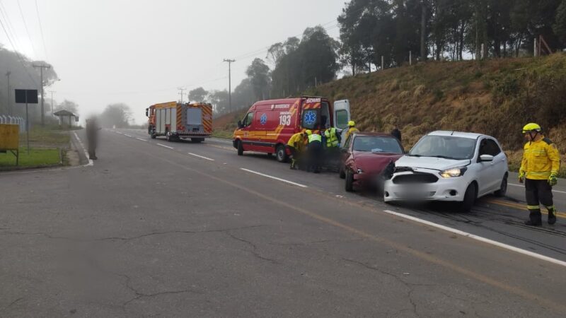 Colisão frontal deixa duas pessoas feridas na SC-418 em São Bento do Sul