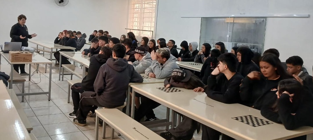 Assistência Social faz palestra para alunos sobre o Agosto Lilás