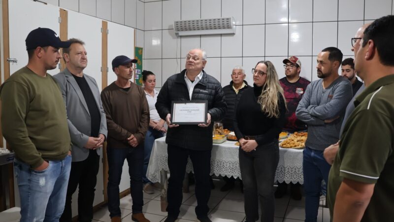 Deputado Vicente Caropreso visita Laticínio Castelense entrega moção de aplausos da Alesc