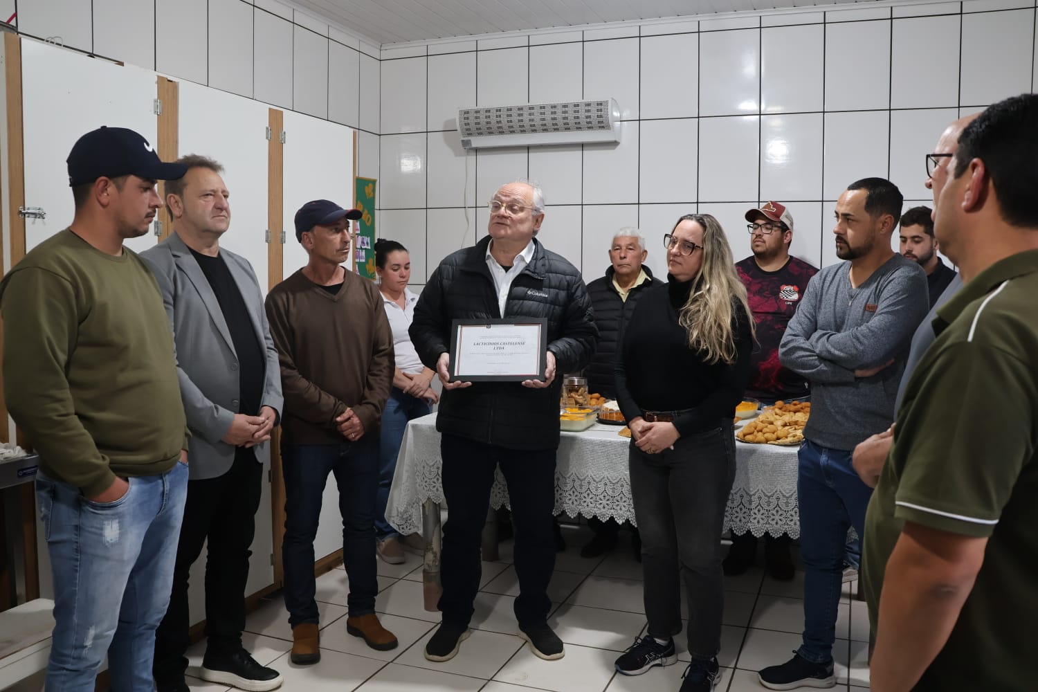 Deputado Vicente Caropreso visita Laticínio Castelense entrega moção de aplausos da Alesc