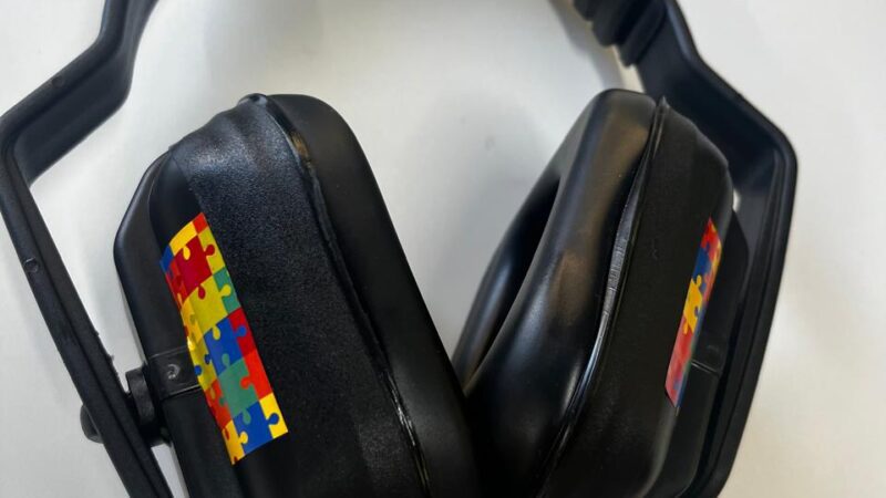 Prefeitura de São Bento do Sul adota fones de ouvido para crianças autistas em todas as unidades de saúde