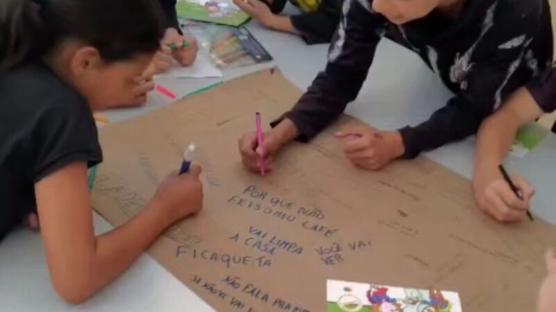 Crianças participam de atividade sobre respeito e combate à violência contra a mulher no CRAS