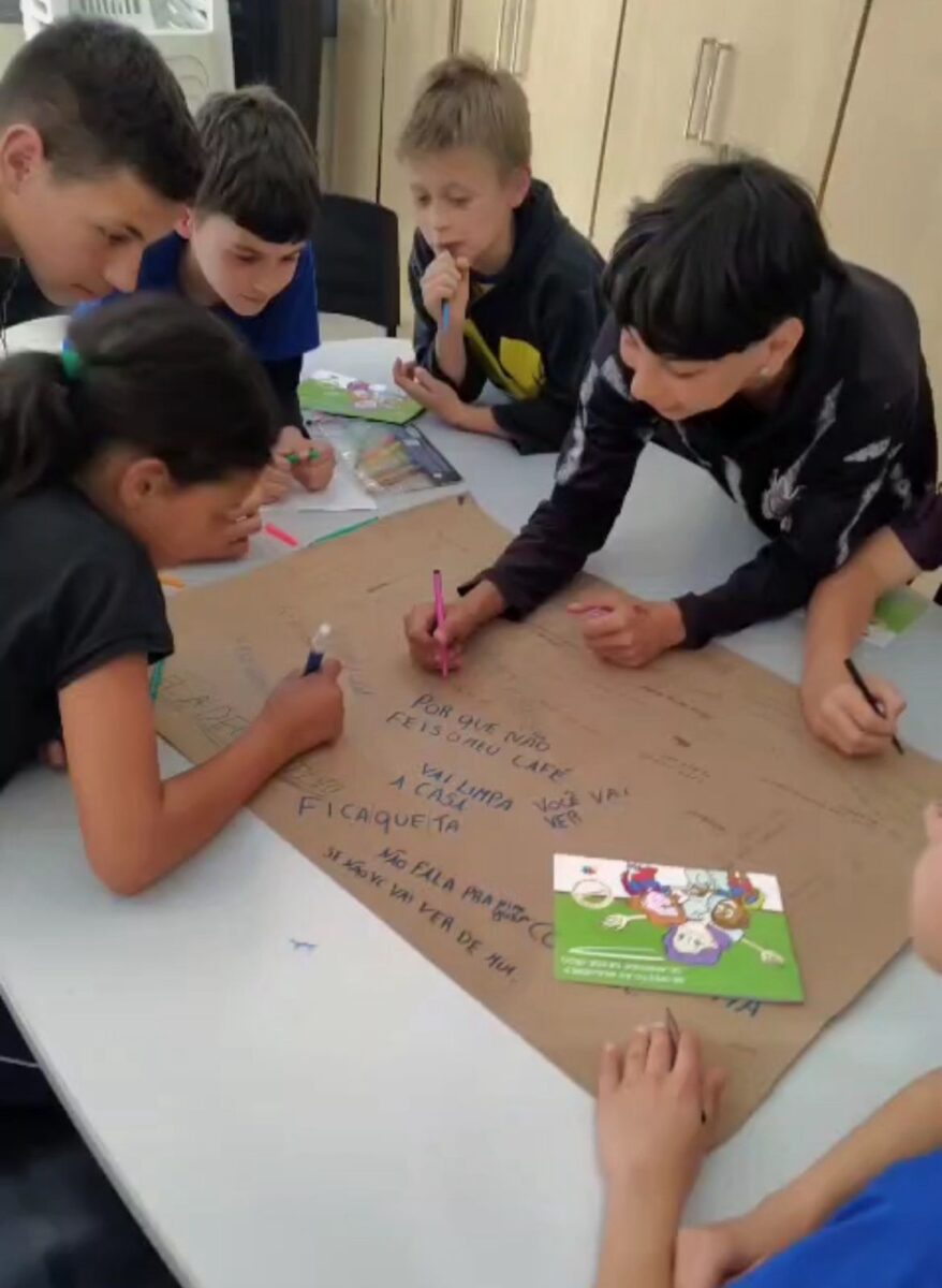 Crianças participam de atividade sobre respeito e combate à violência contra a mulher no CRAS