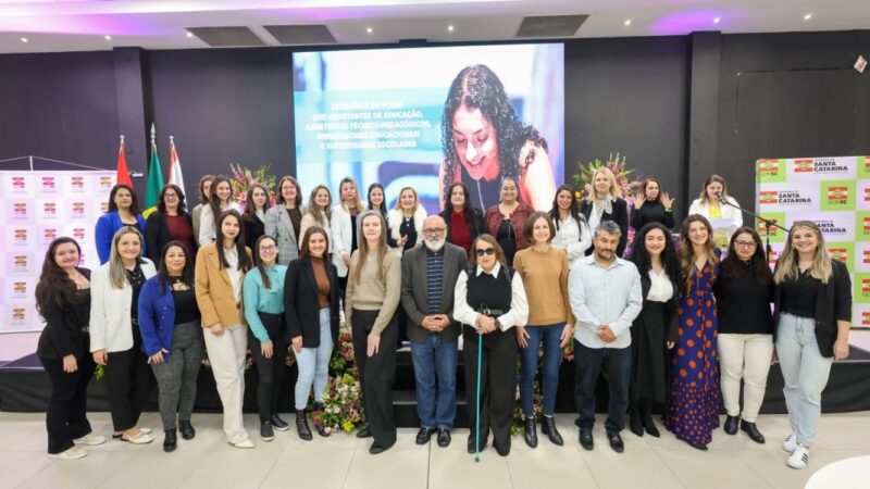 Profissionais administrativos aprovados no concurso público da Educação de SC são empossados