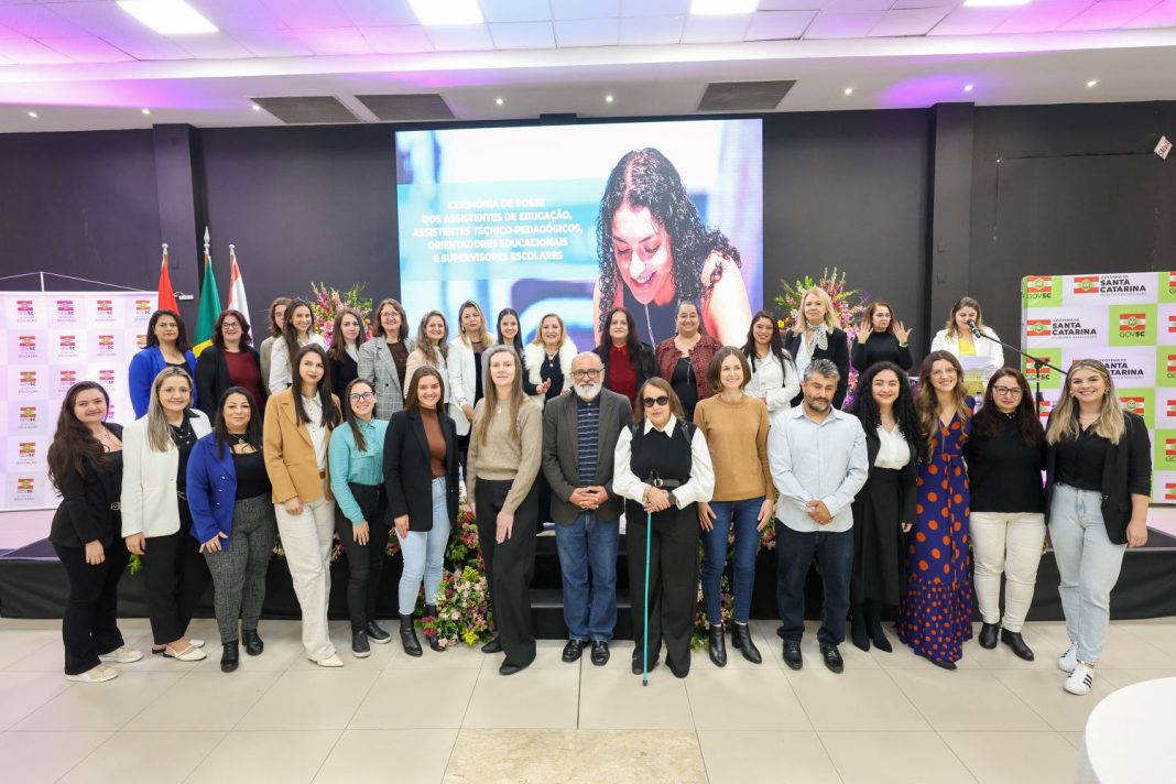 Profissionais administrativos aprovados no concurso público da Educação de SC são empossados