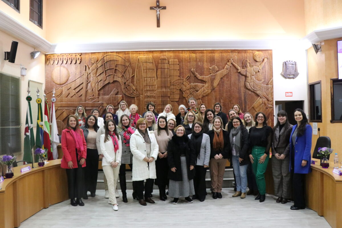 Mesa Redonda do Agosto Lilás reúne mulheres para discutir combate à violência