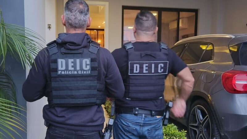 Operação em 6 cidades de SC apreende R$ 1 milhão, armas e prende homem em flagrante