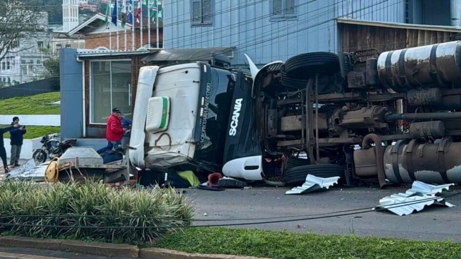 Colisão entre carreta e carro deixa mulher ferida e bloqueia via no Oeste de SC