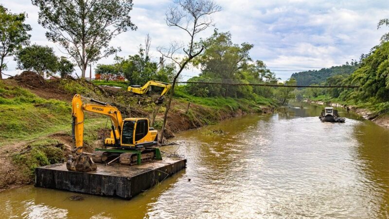 Defesa Civil de Canoinhas acompanha projeto de limpeza de rio em cidade do Alto Vale do Itajaí