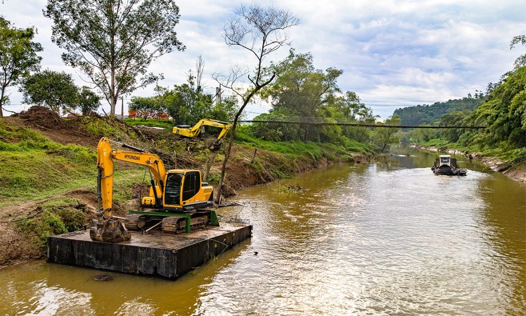 Defesa Civil de Canoinhas acompanha projeto de limpeza de rio em cidade do Alto Vale do Itajaí