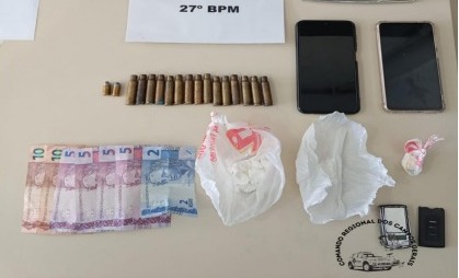 Casal é preso por tráfico com drogas e munições em casa