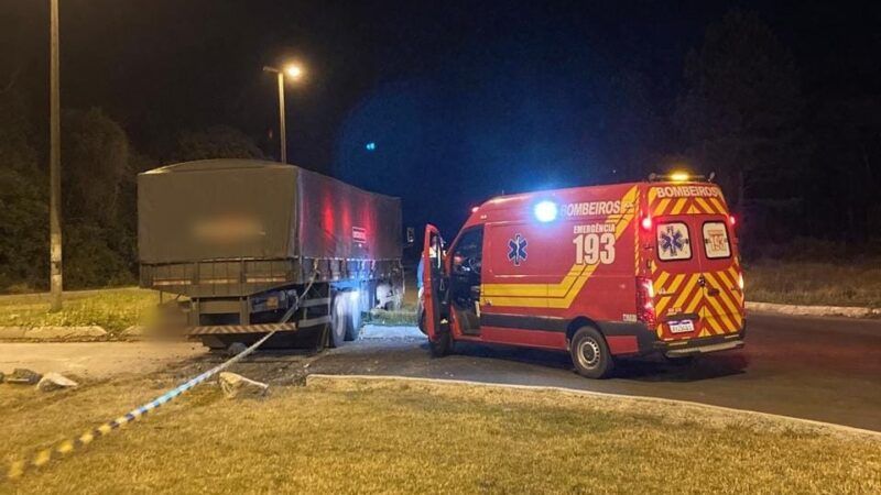 Caminhoneiro sai ileso de acidente de trânsito na BR-280, em Três Barras