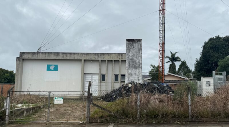 Prefeitura notifica responsável por imóvel para limpeza e combate ao Aedes aegypti