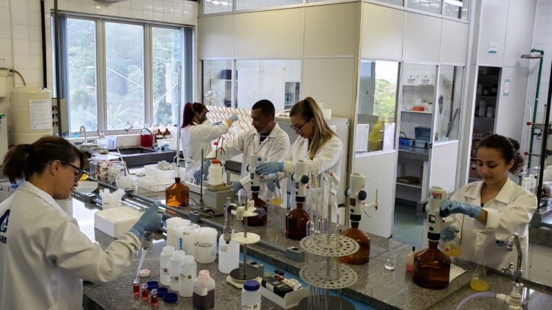 Análises de água da CASAN na Grande Florianópolis mantêm reconhecimento internacional