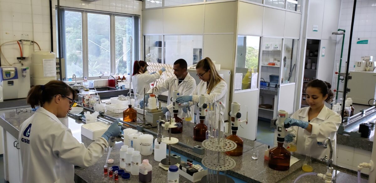 Análises de água da CASAN na Grande Florianópolis mantêm reconhecimento internacional