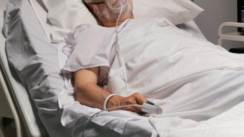 Idoso é hospitalizado em estado grave após ser agredido pelo próprio filho