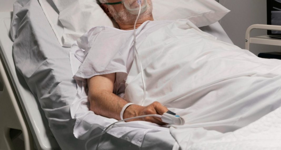 Idoso é hospitalizado em estado grave após ser agredido pelo próprio filho