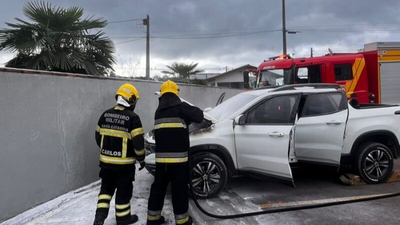 Incêndio em veículo mobiliza bombeiros em Mafra