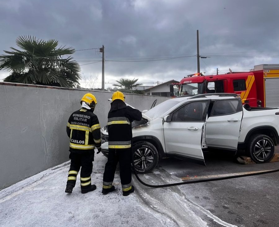 Incêndio em veículo mobiliza bombeiros em Mafra