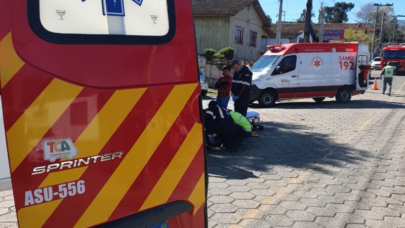 Colisão entre carro e moto deixa mulher ferida em Mafra