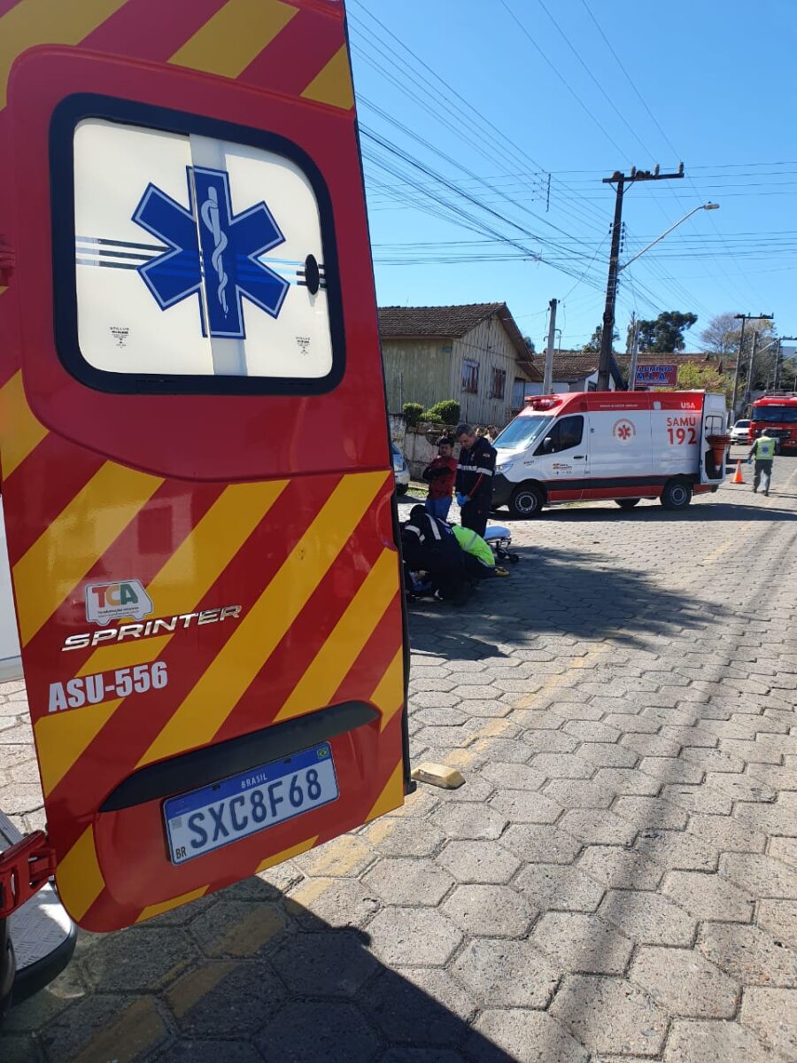 Colisão entre carro e moto deixa mulher ferida em Mafra