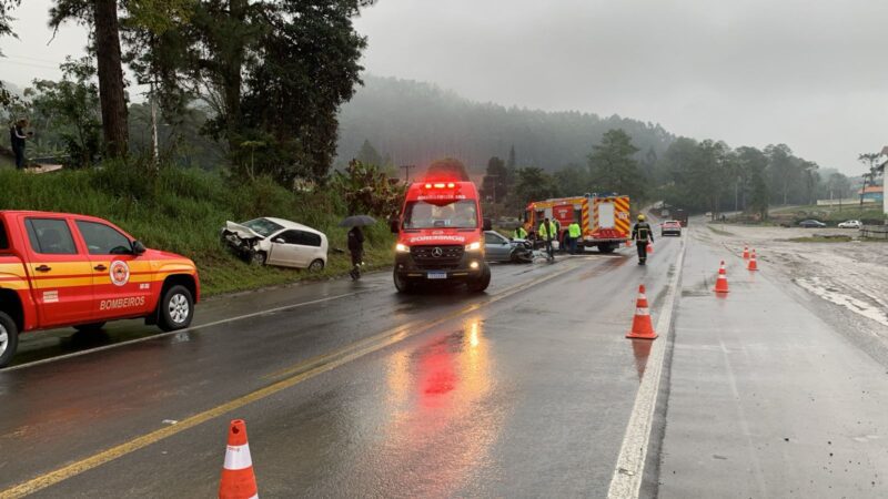Colisão frontal deixa duas pessoas feridas na BR-470, em Trombudo Central