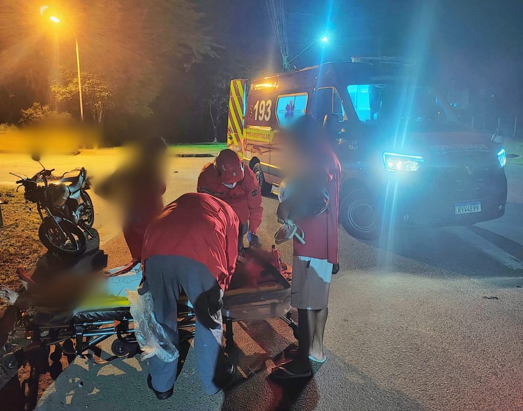 Grave acidente entre carro e moto deixa jovem ferido em Jaraguá do Sul