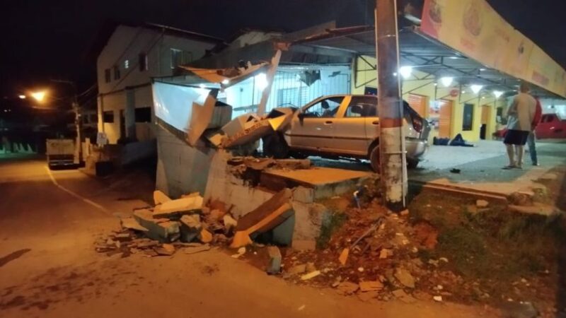 Carro colide contra estabelecimento e deixa três feridos em Guaramirim