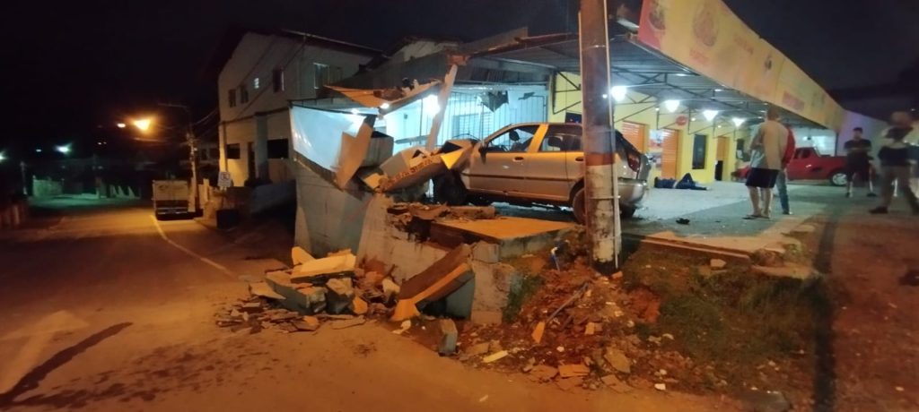 Carro colide contra estabelecimento e deixa três feridos em Guaramirim