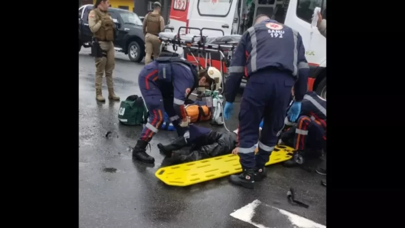 Carro fura sinal e atinge motociclista em Joinville