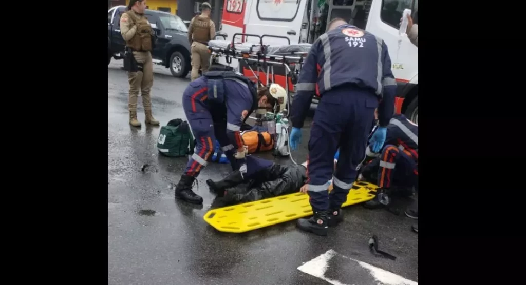 Carro fura sinal e atinge motociclista em Joinville