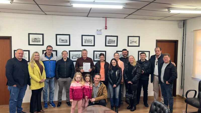 Prefeitura assina ordem de serviço para pavimentação da Rua Affonso Kobs