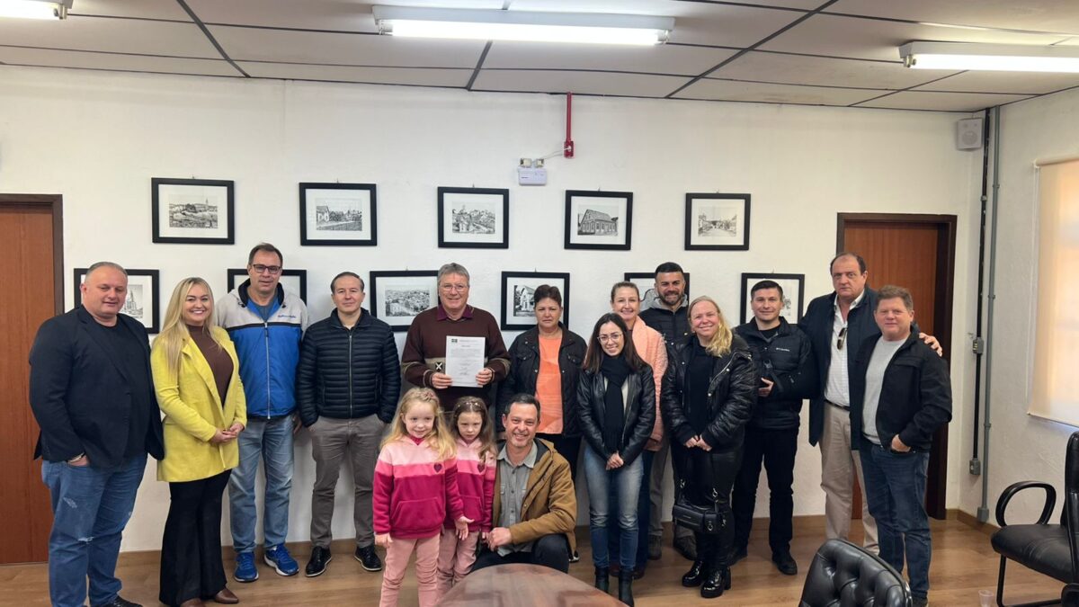 Prefeitura assina ordem de serviço para pavimentação da Rua Affonso Kobs