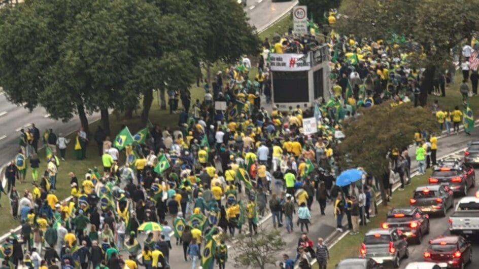 Apoiadores de Bolsonaro pedem anistia e criticam STF em manifestações em SC