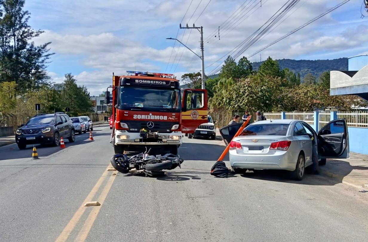 Colisão entre carro e moto deixa dois homens feridos em Rio do Sul