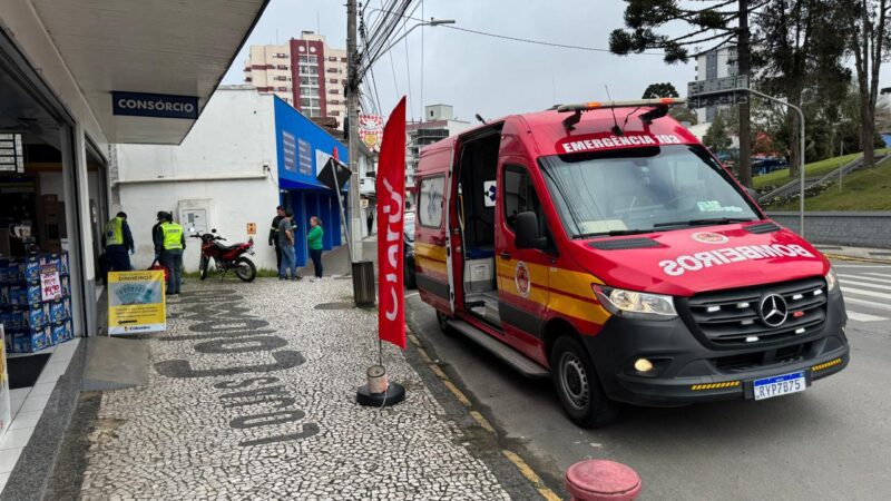 Jovem motociclista fica ferido em colisão no centro de São Bento do Sul