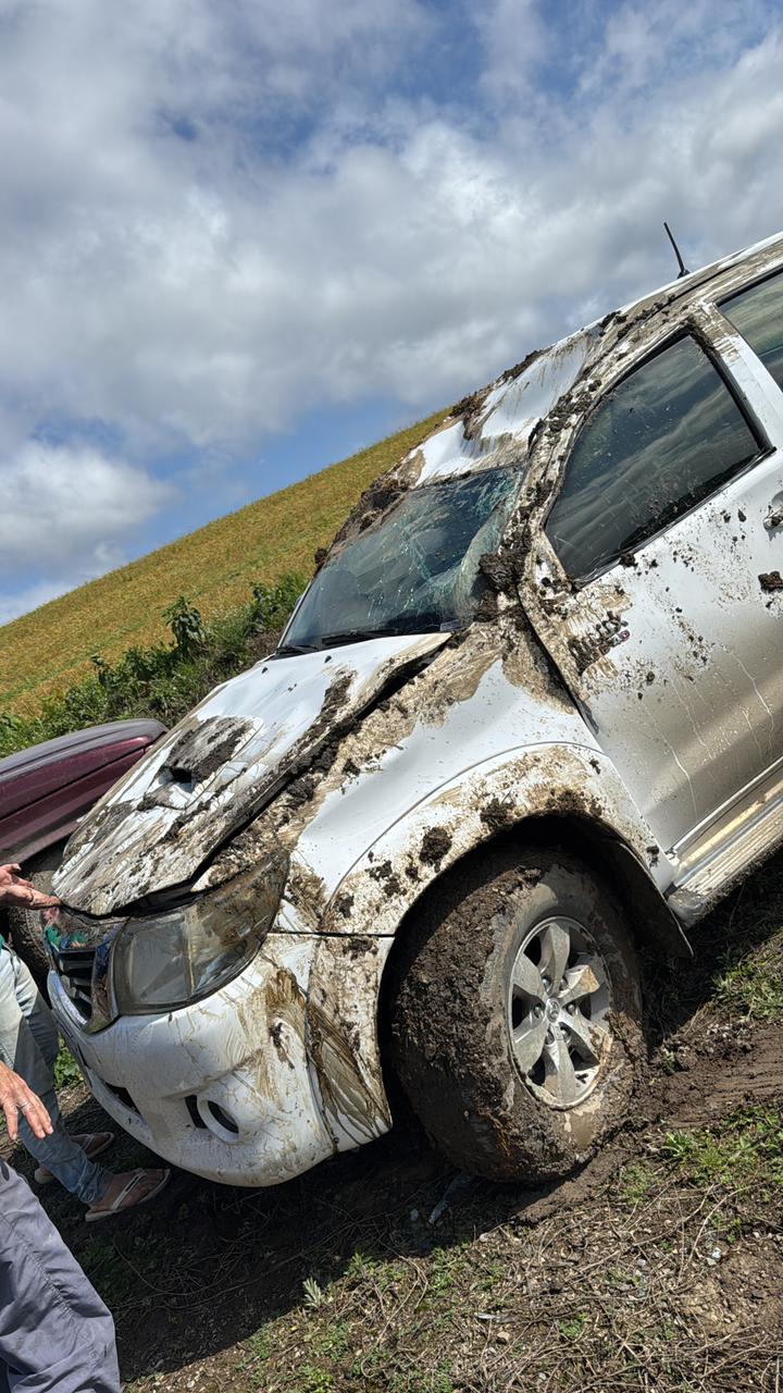 Acidente assusta mãe e filha de 3 anos em Santa Terezinha, mas ninguém se machuca