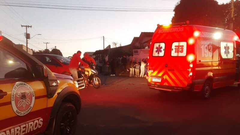 Colisão entre carro e motocicleta deixa mulher ferida no Centro de Canoinhas
