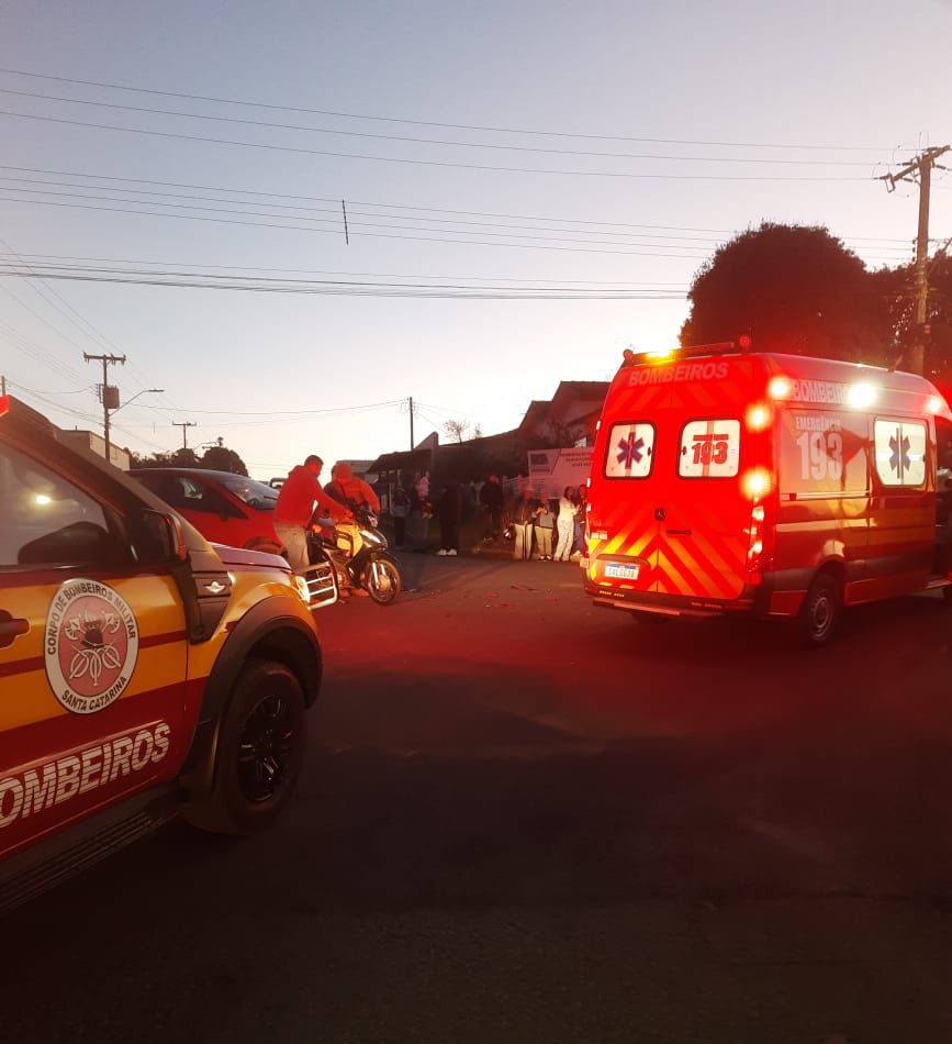 Colisão entre carro e motocicleta deixa mulher ferida no Centro de Canoinhas