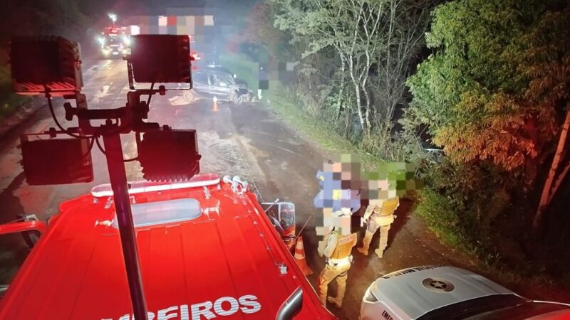 Fuga após assalto termina com carro em chamas, dois mortos e crianças feridas em SC