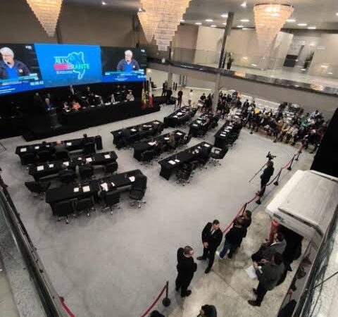 VICE-PREFEITO DE PAPANDUVA DEFENDE MELHORIAS NAS CONDIÇÕES DE TRABALHO DOS MUNICÍPIOS RURAIS DURANTE SESSÃO DA ALESC EM MAFRA