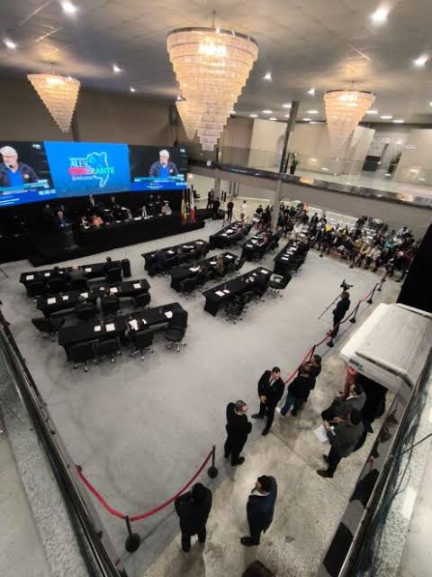 VICE-PREFEITO DE PAPANDUVA DEFENDE MELHORIAS NAS CONDIÇÕES DE TRABALHO DOS MUNICÍPIOS RURAIS DURANTE SESSÃO DA ALESC EM MAFRA