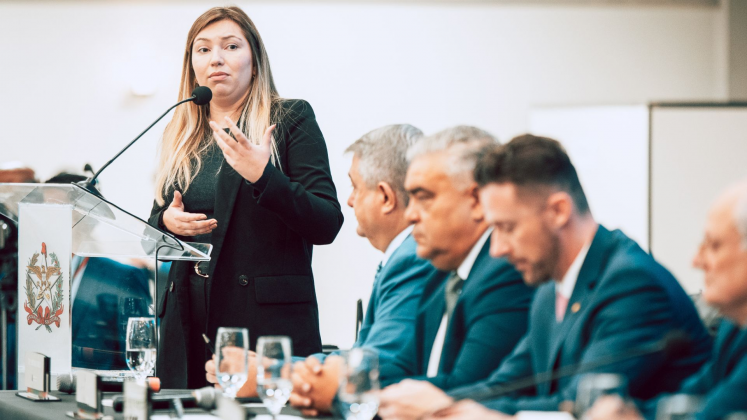 Prefeita de Canoinhas defende saúde mais perto das pessoas em sessão da Alesc