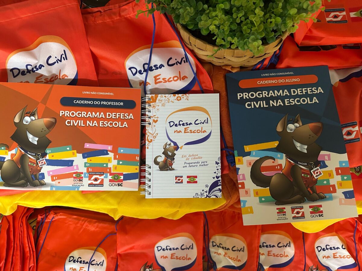 Defesa Civil entrega kits escolares a alunos da Escola Municipal Adélia Lutz em São Bento do Sul