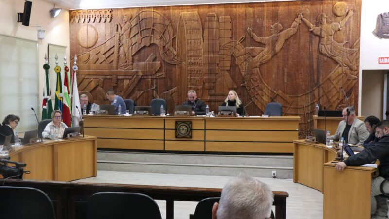 Mais de 10 projetos são discutidos em sessão da Câmara