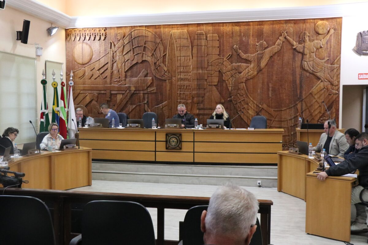 Mais de 10 projetos são discutidos em sessão da Câmara