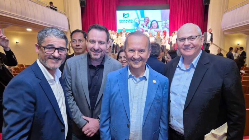 AMPESC acompanha lançamento do programa “Educação Levada a Sério”