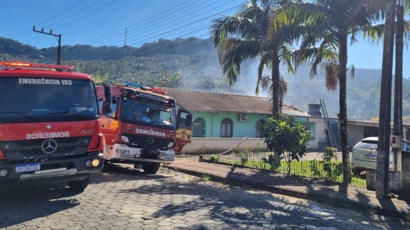 Bombeiros controlam incêndio em residência no bairro Fundo Canoas, em Rio do Sul